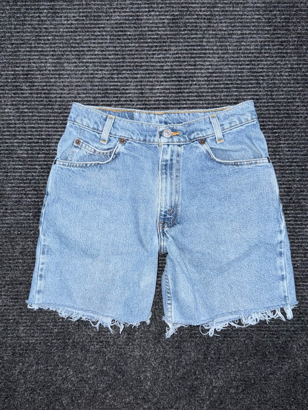 Vintage 90s Levi’s 550 Relaxed Mid Thigh Denim Shorts 26 Cutoff Jorts Distressed